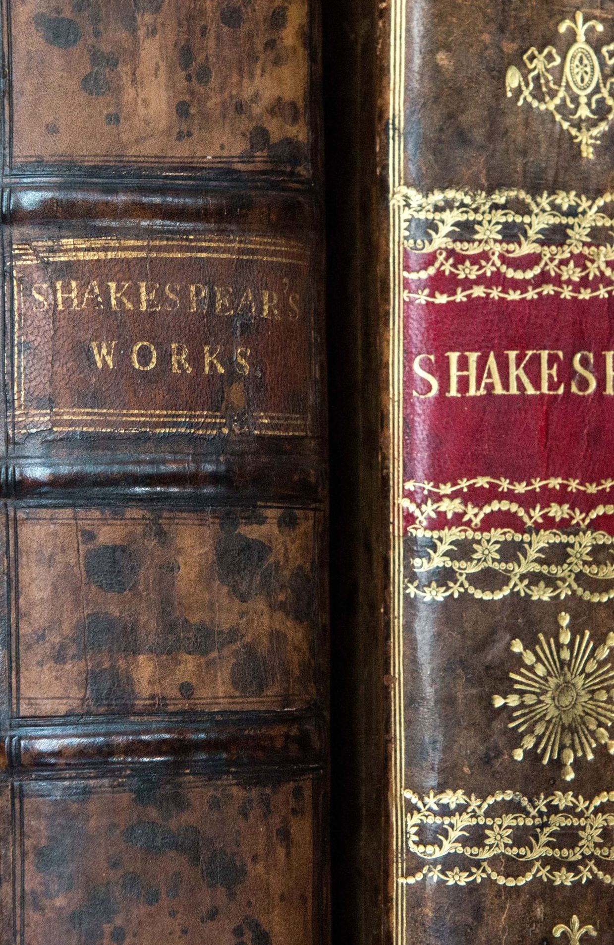 Photo des premiers folios de l'œuvre de William Shakespeare lors d'un dévoilement aux enchères chez Christie's ,King Street le 19 avril 2016 à Londres. L'avant-première de la vente commémorait les 400 ans de la mort de Shakespeare (1564-1616).