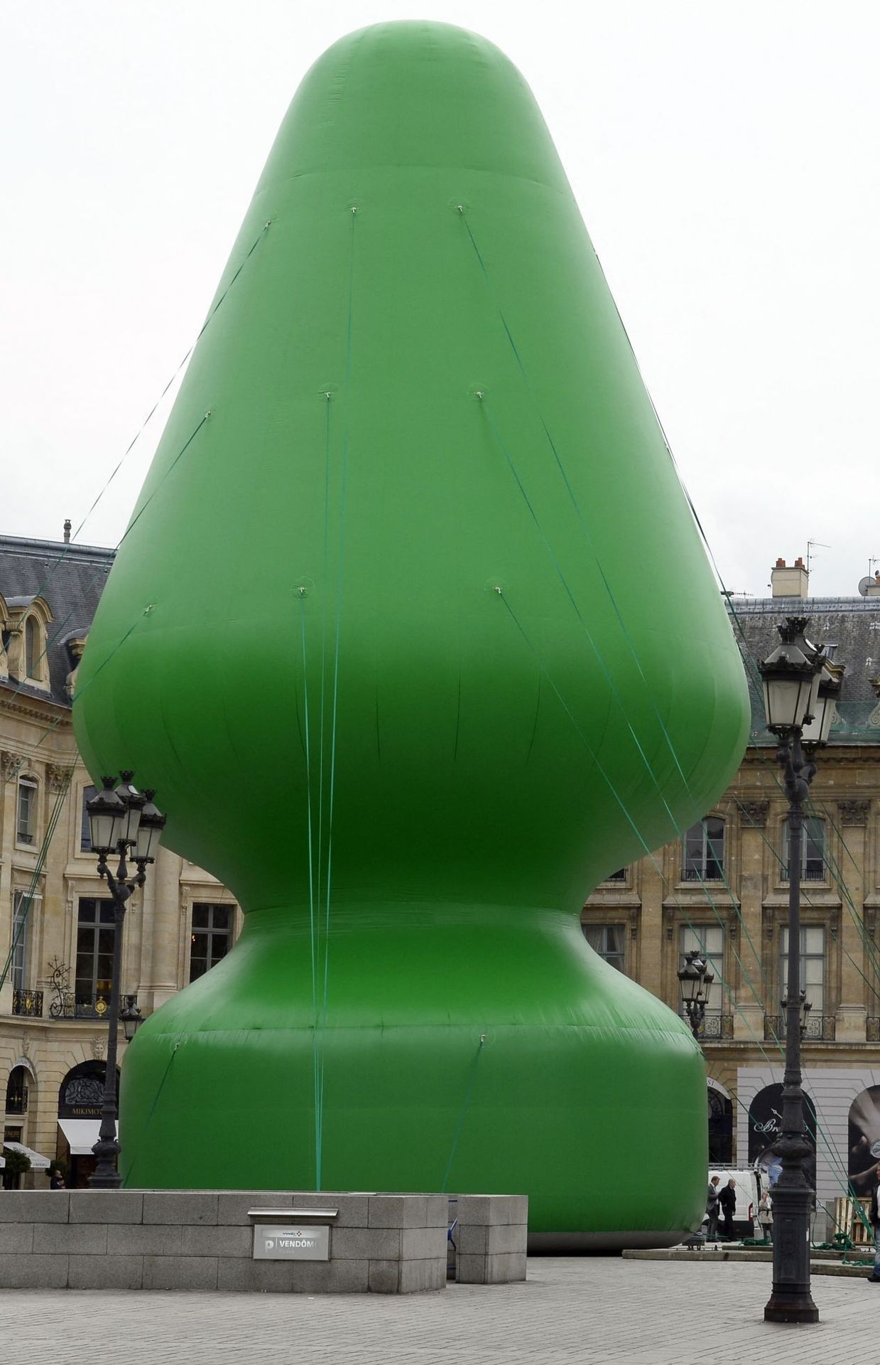 Sculpture de Paul McCarthy, place Vendôme à Paris, en 2014.