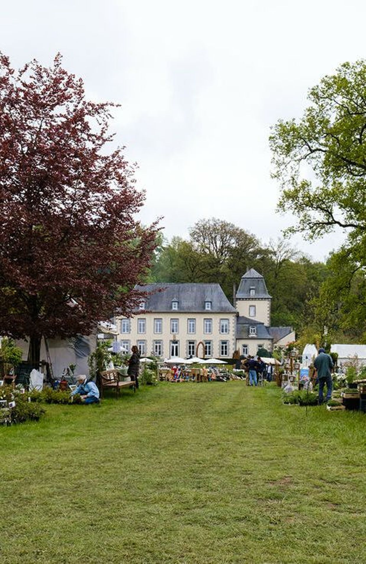 Les 3, 4 et 5 mai, fêtes des plantes et du jardin à l'ancienne Abbaye d’Aywiers à Lasne. 