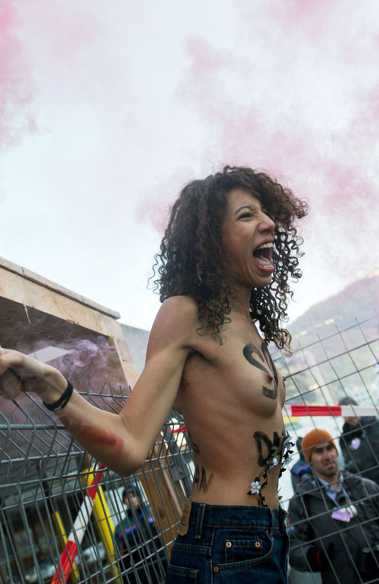 Trois militantes Femen se déshabillent devant le Forum de Davos - RTBF Actus