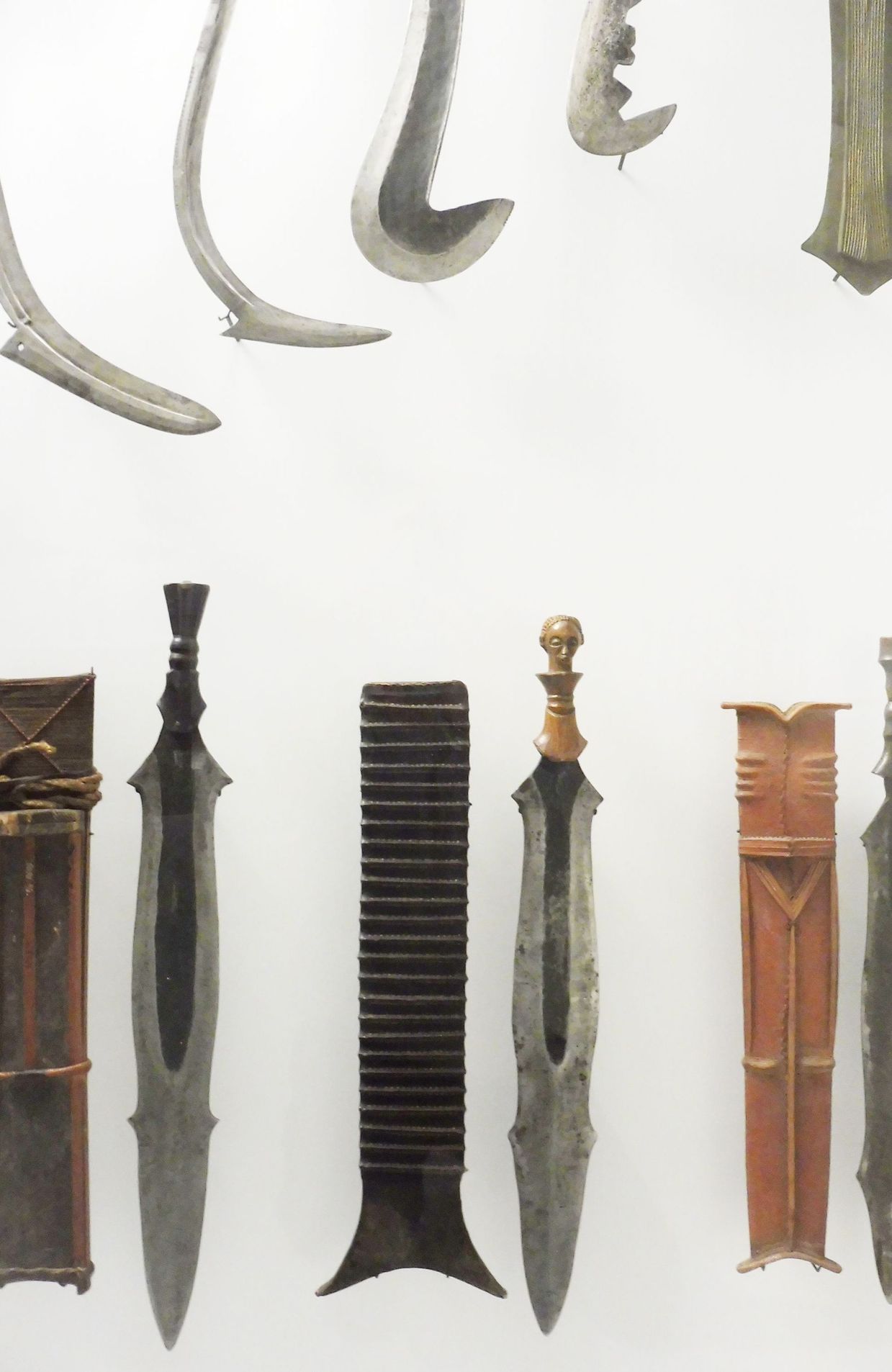 Différents couteaux et fourreaux  issus des collections de l'AfricaMuseum