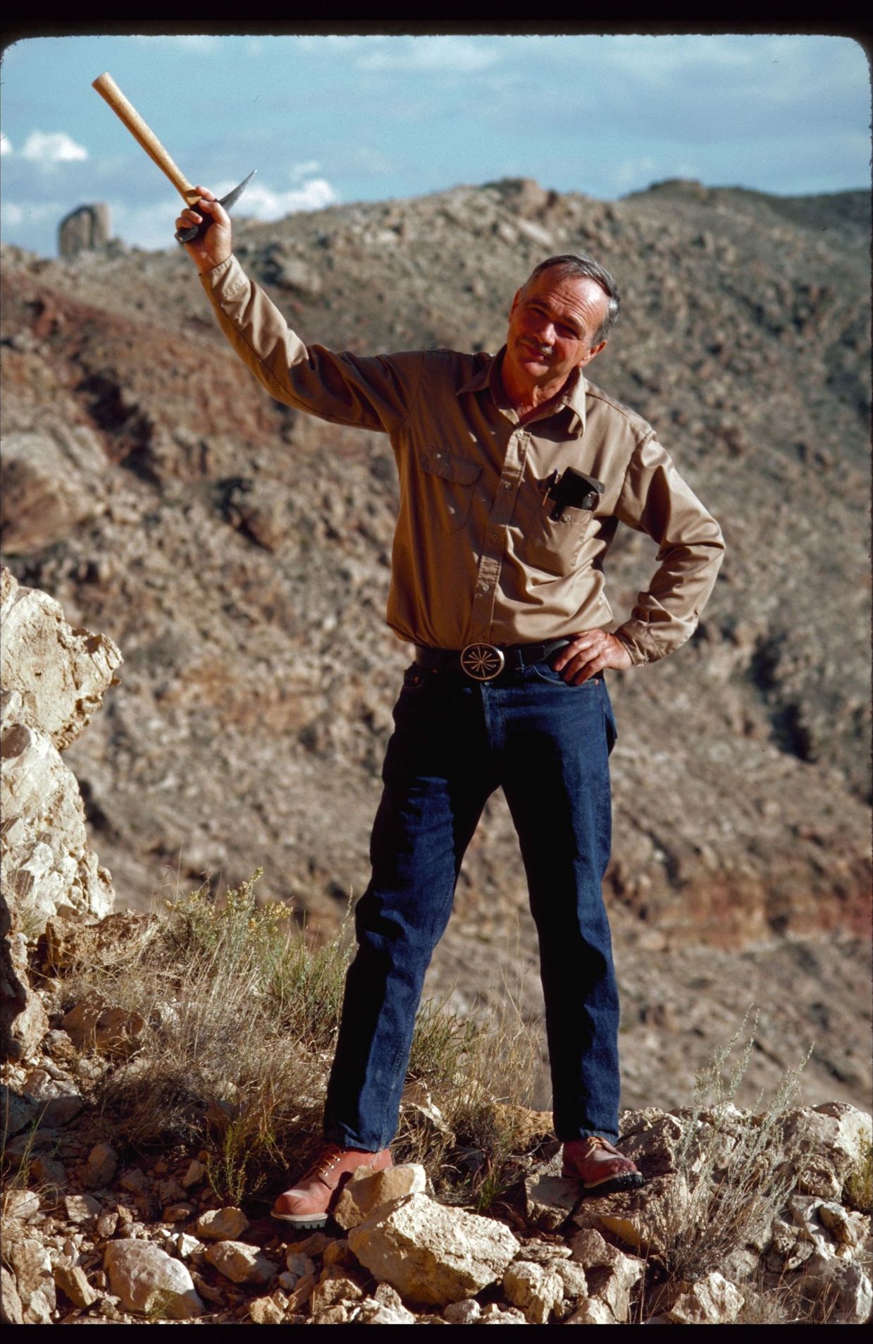 Le Dr Eugene Shoemaker se tient près du bord d'un cratère de météore en Arizona