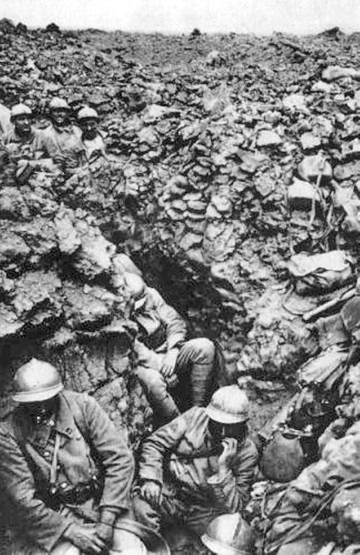 Soldats français du 87e régiment dans les tranchées, Verdun 1916. 