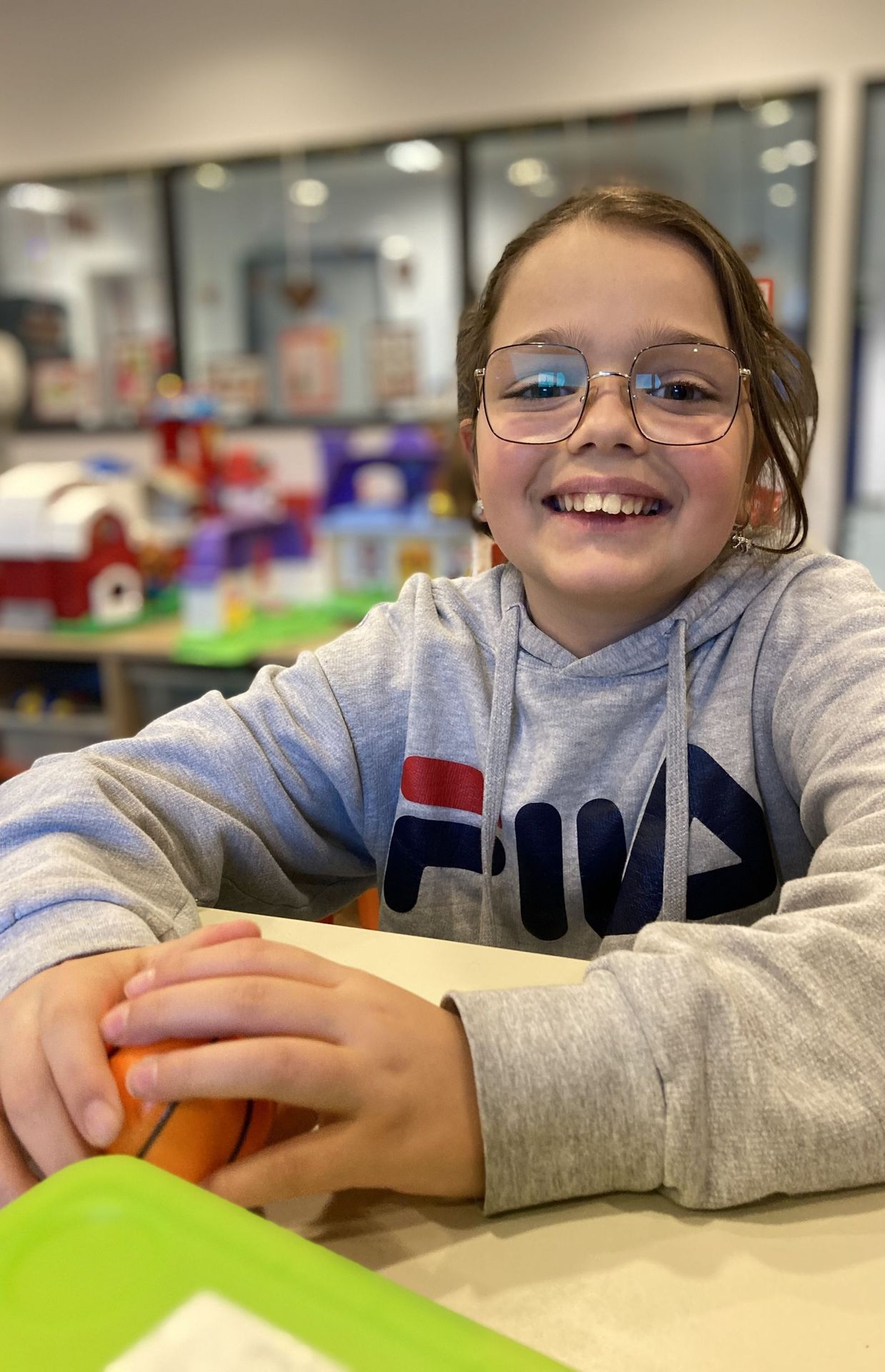 Eva, 11 ans, était très heureuse de recevoir ces quelques cadeaux.