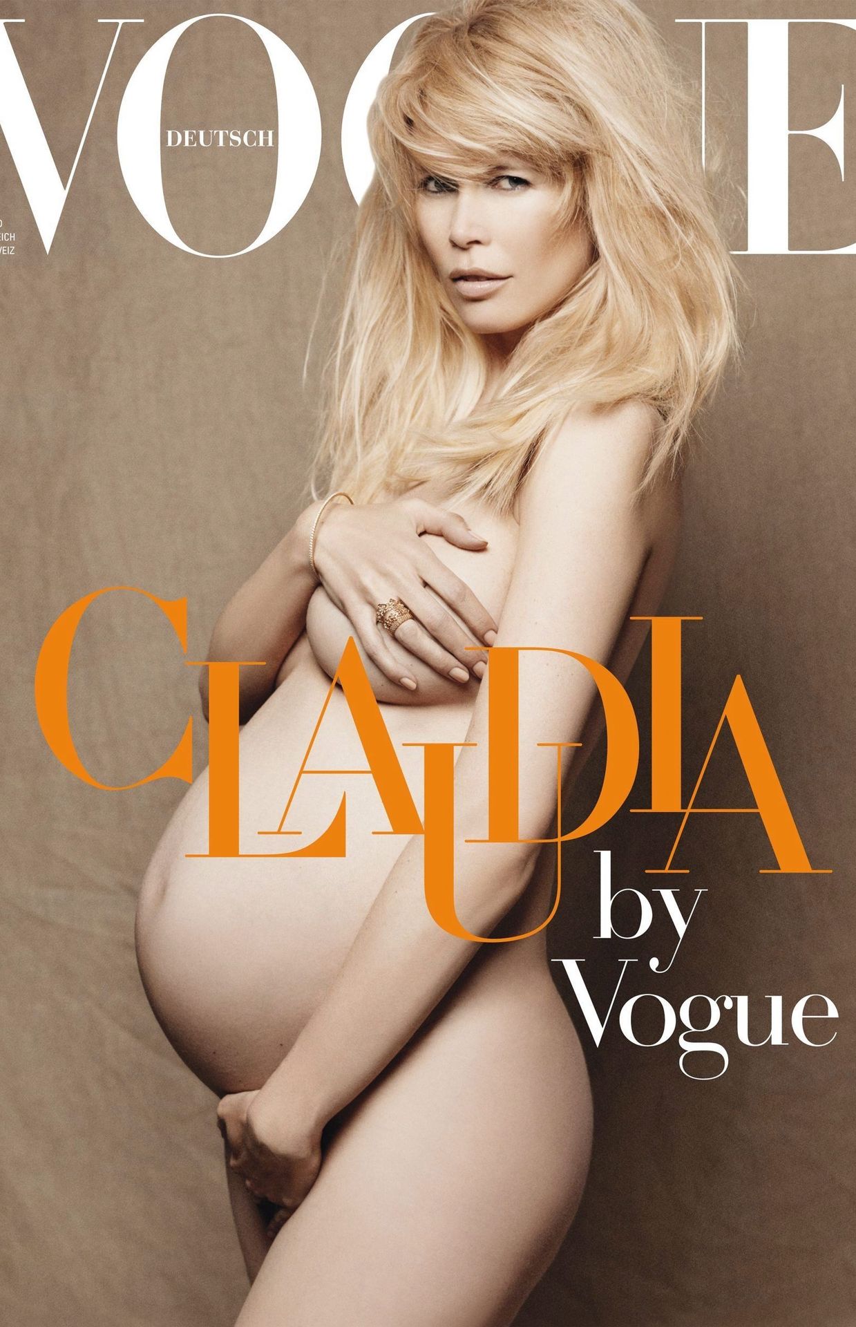 Claudia Shiffer en couverture de Vogue Allemagne en 2010.