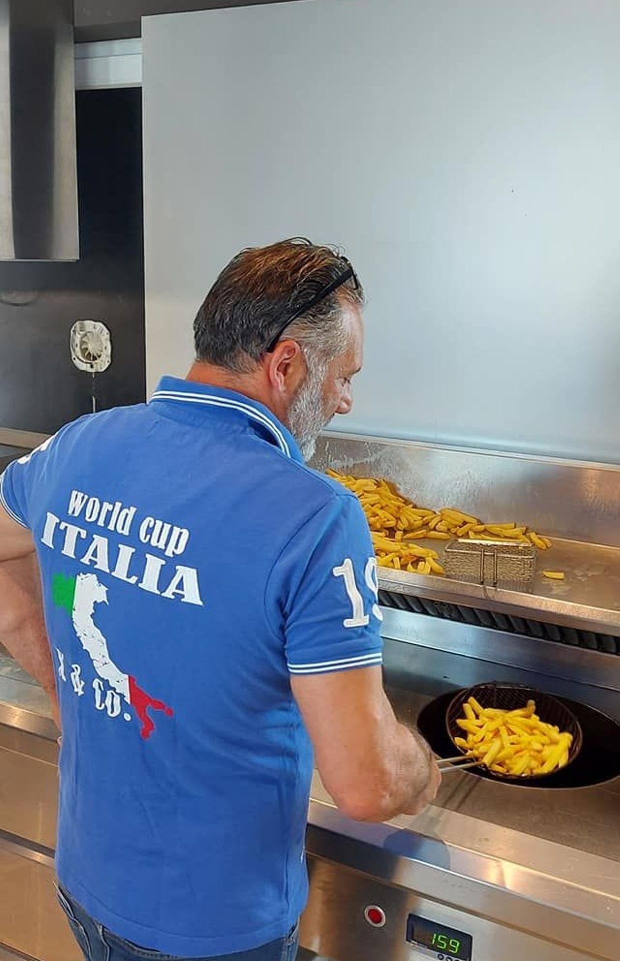 Carmelo servira des frites chez Andy durant toute une journée si l’Italie perd vendredi face à la Belgique.