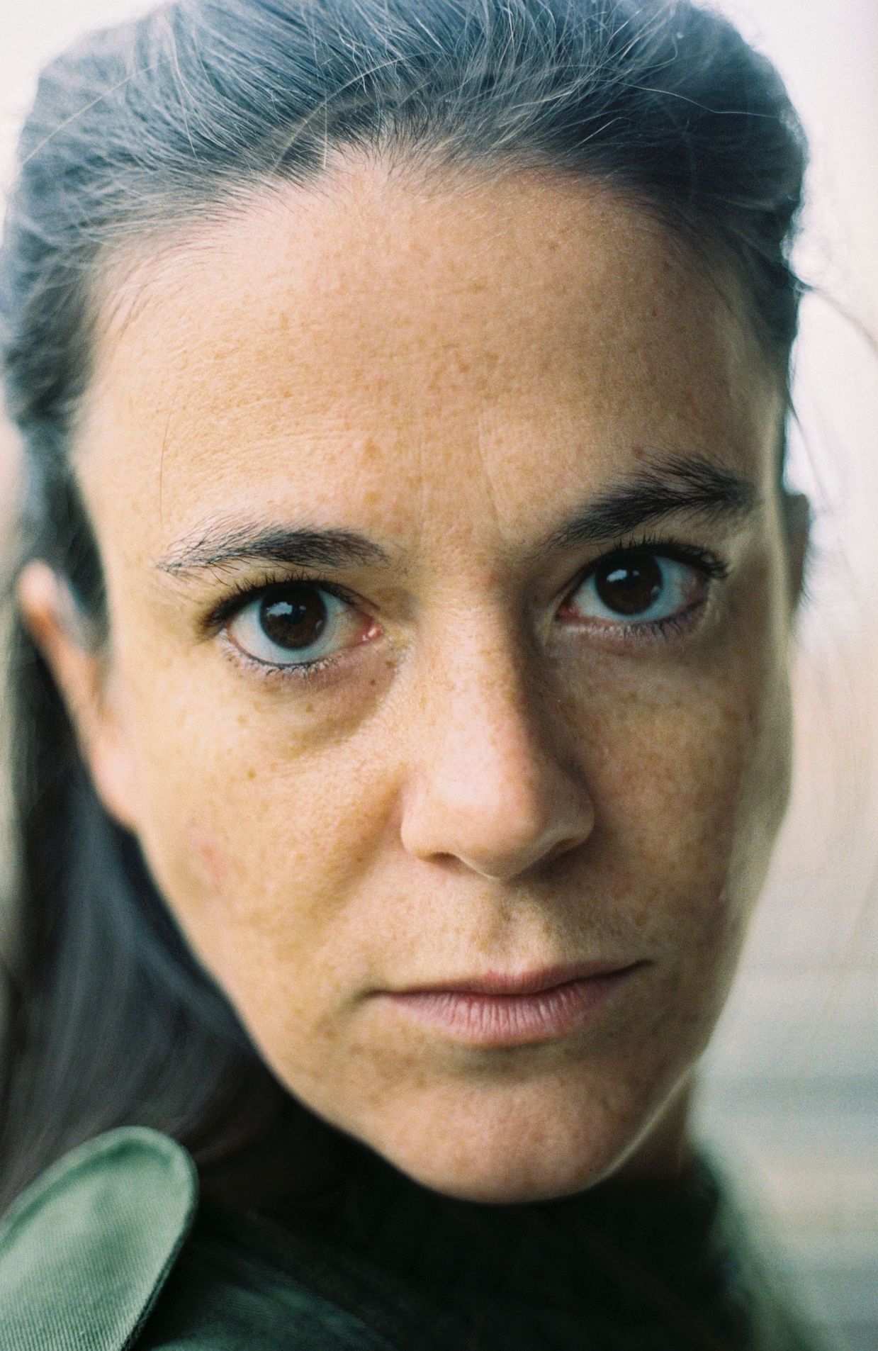 Portrait d'Ariane - Ariane a survécu à un terrible accident de voiture, et depuis, elle souffre de lésions cérébrales. Ariane est à la fois paire-aidante et aidée par ses proches.