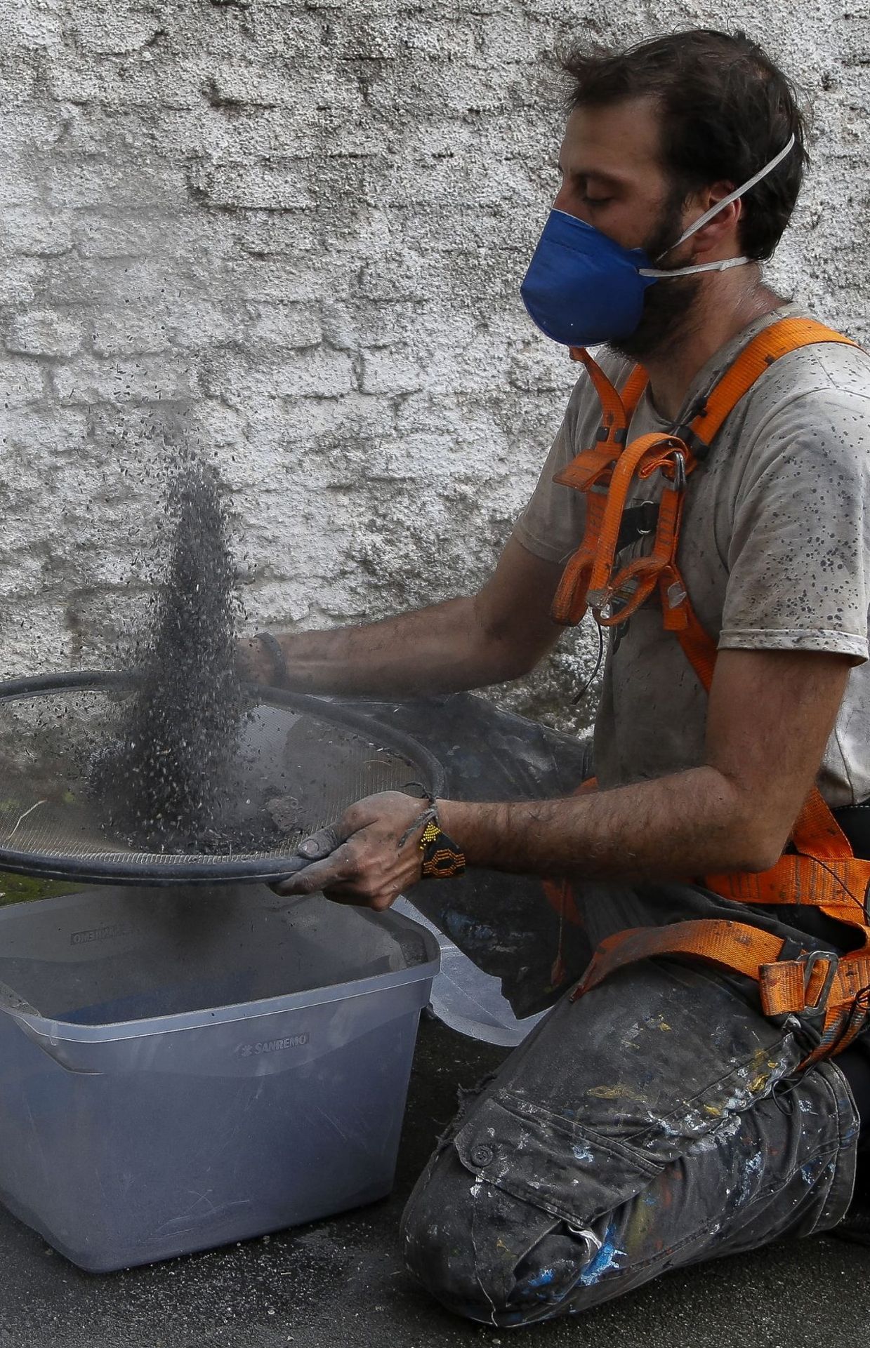 L'artiste Mundano a récolté plus de 200 kg de cendres pour pouvoir peindre sa fresque qui vise à dénoncer le réchauffement climatique ainsi que l'inaction du président brésilien Bolsonaro. Photo prise à Sao Polo, le 13 octobre 2021. 
