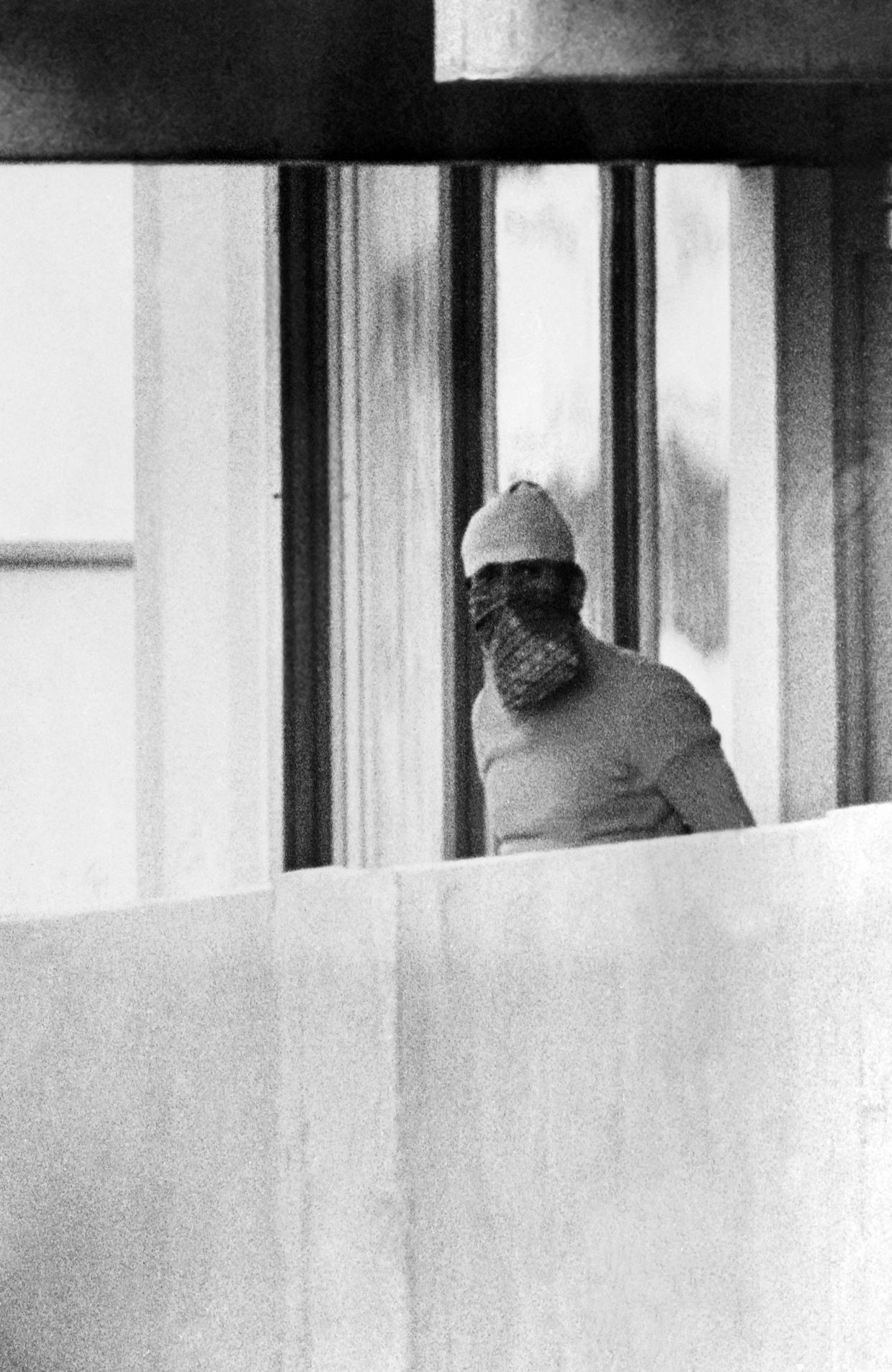 Un membre de la guérilla arabe apparaît sur le balcon