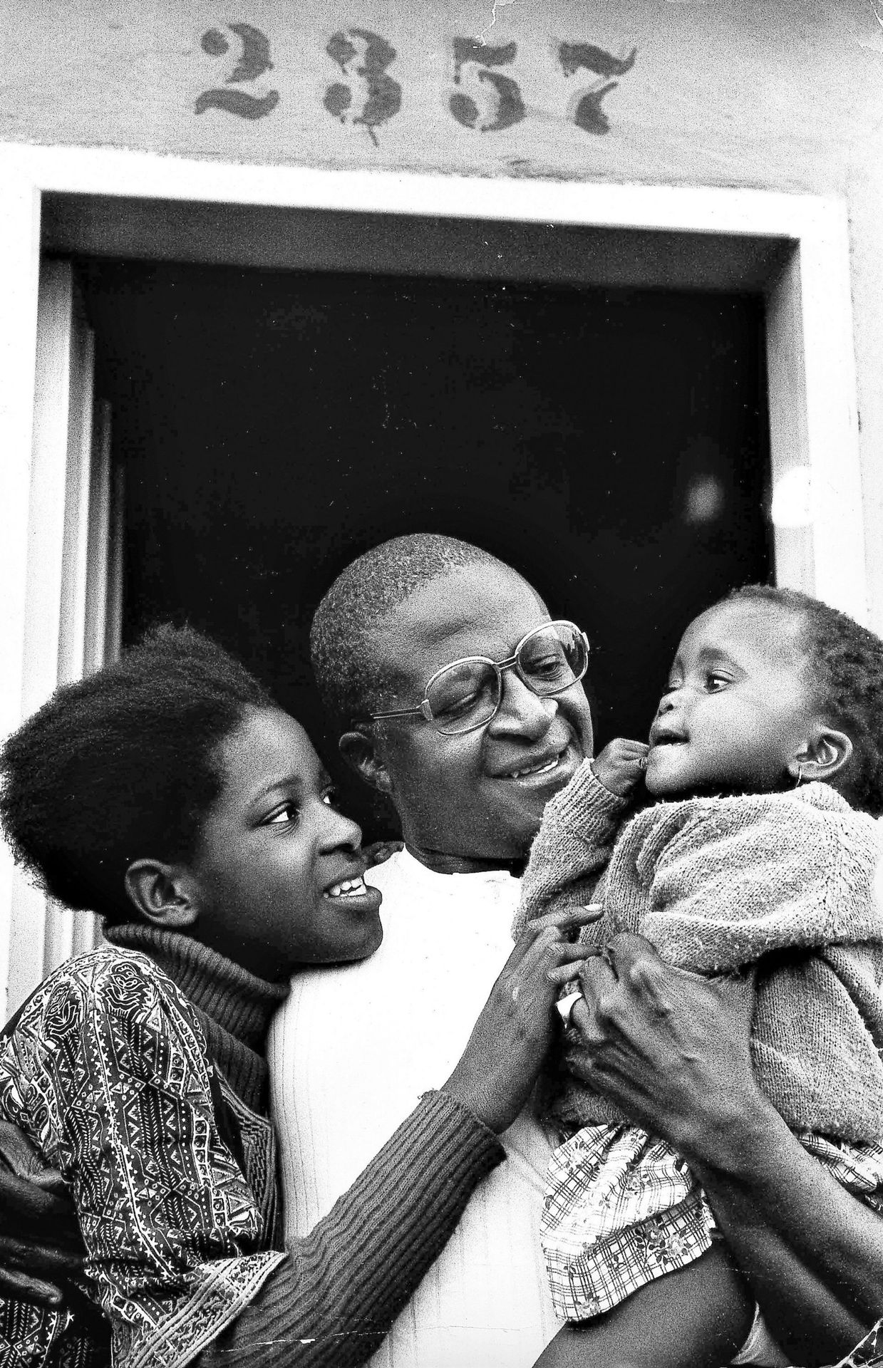 1er septembre 1975 : Desmond Tutu, alors doyen anglican de Johannesburg, avec sa femme Leah et leur enfant.