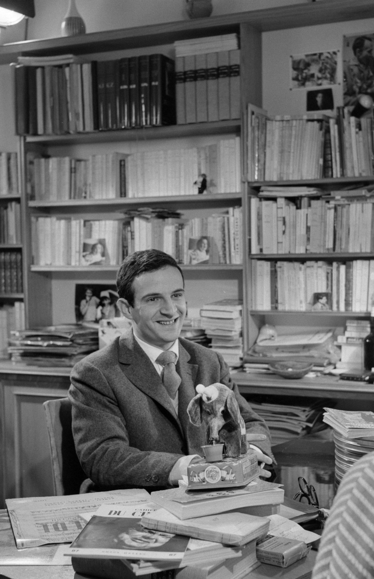 François Truffaut devant la bibliothèque de son bureau.