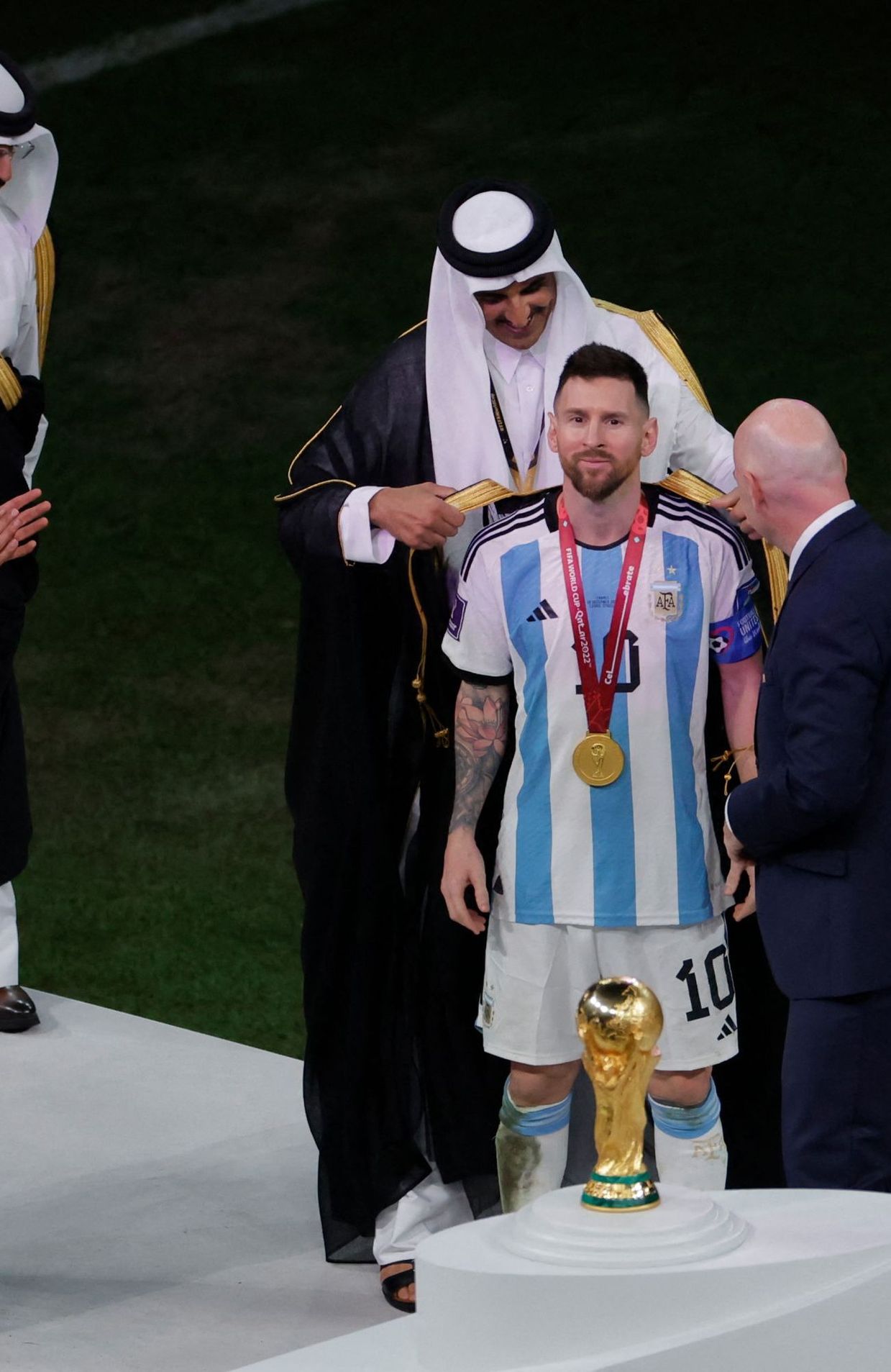Mais qu'était-ce que cette cape noire portée par Lionel Messi au moment de  soulever la Coupe du monde ? - rtbf.be
