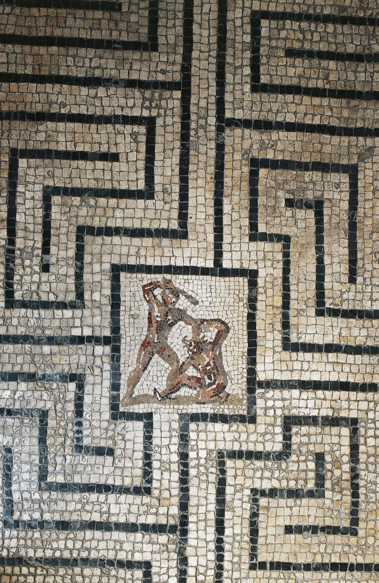 Mosaïque, retrouvée à Thuburbo Majus en Tunisie, représentant le labyrinthe de Dédale et en son centre, le Minotaure terrassé par Thésée