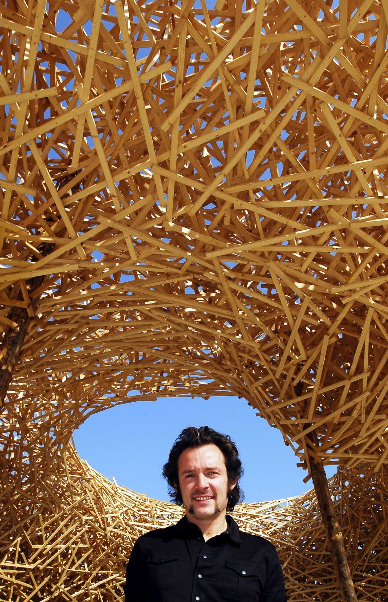 L'artiste belge Arne Quinze photographié lors de la présentation de son projet Cityscape, le vendredi 14 septembre 2007. Cityscape est une gigantesque sculpture de bois qui s'est tenue pendant un an sur l'Avenue de la Toison d' Or. 