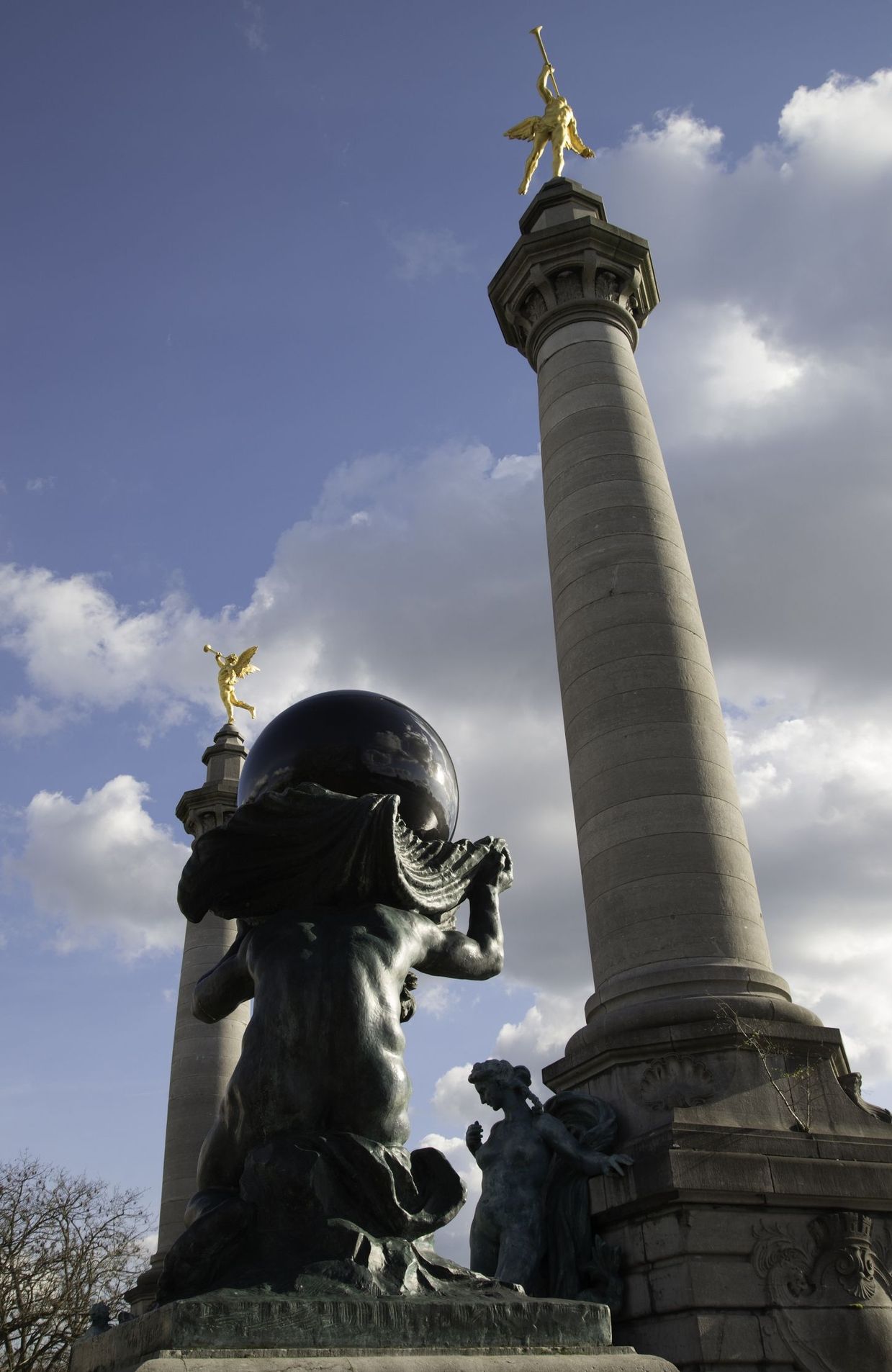 Quatre perles nacrées en acier ont été posées sur les coquillages des statues en bronze de Victor Rousseau qui décorent de part et d’autre le pont de Fragnée.
