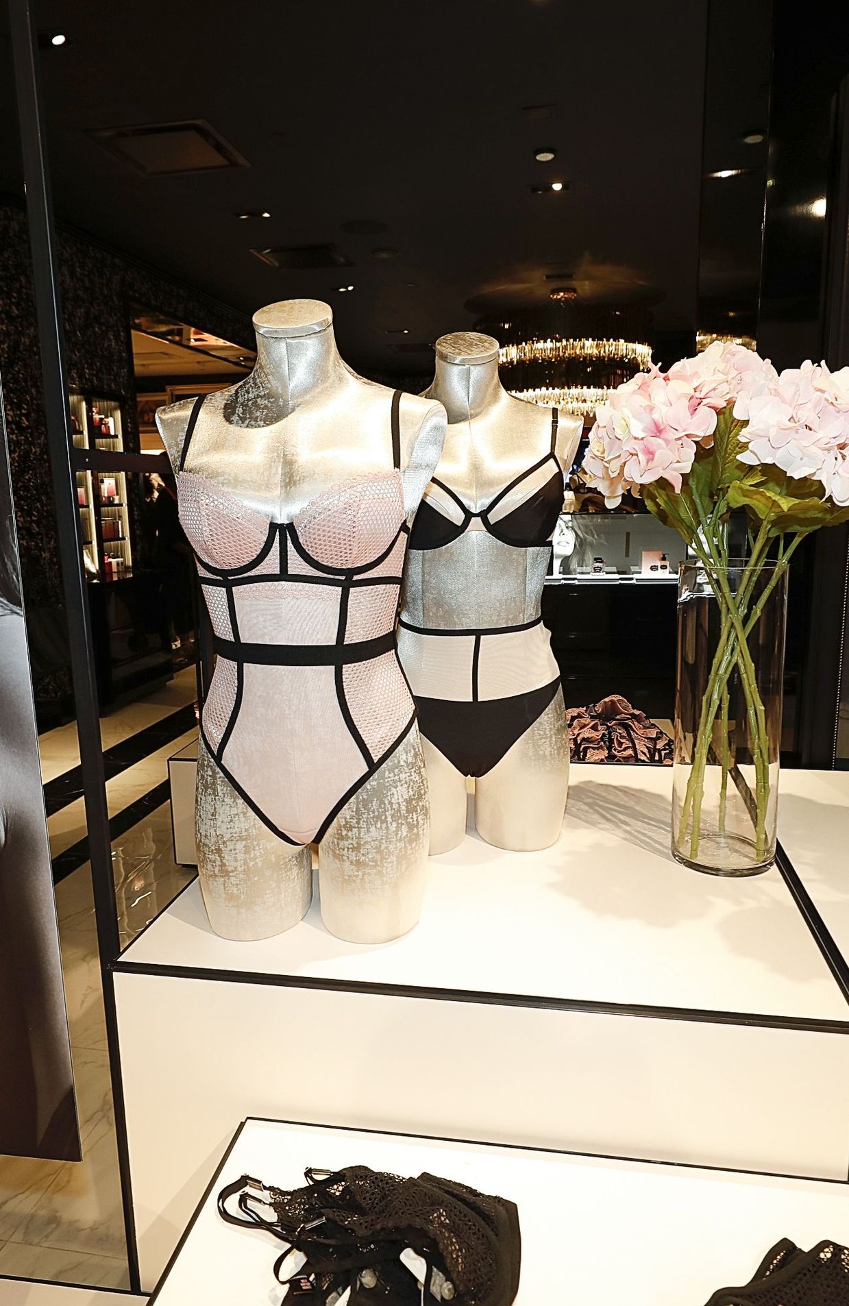 Ventes en baisse, polémiques en série: Victoria's Secret annule son  traditionnel défilé de lingerie - RTBF Actus