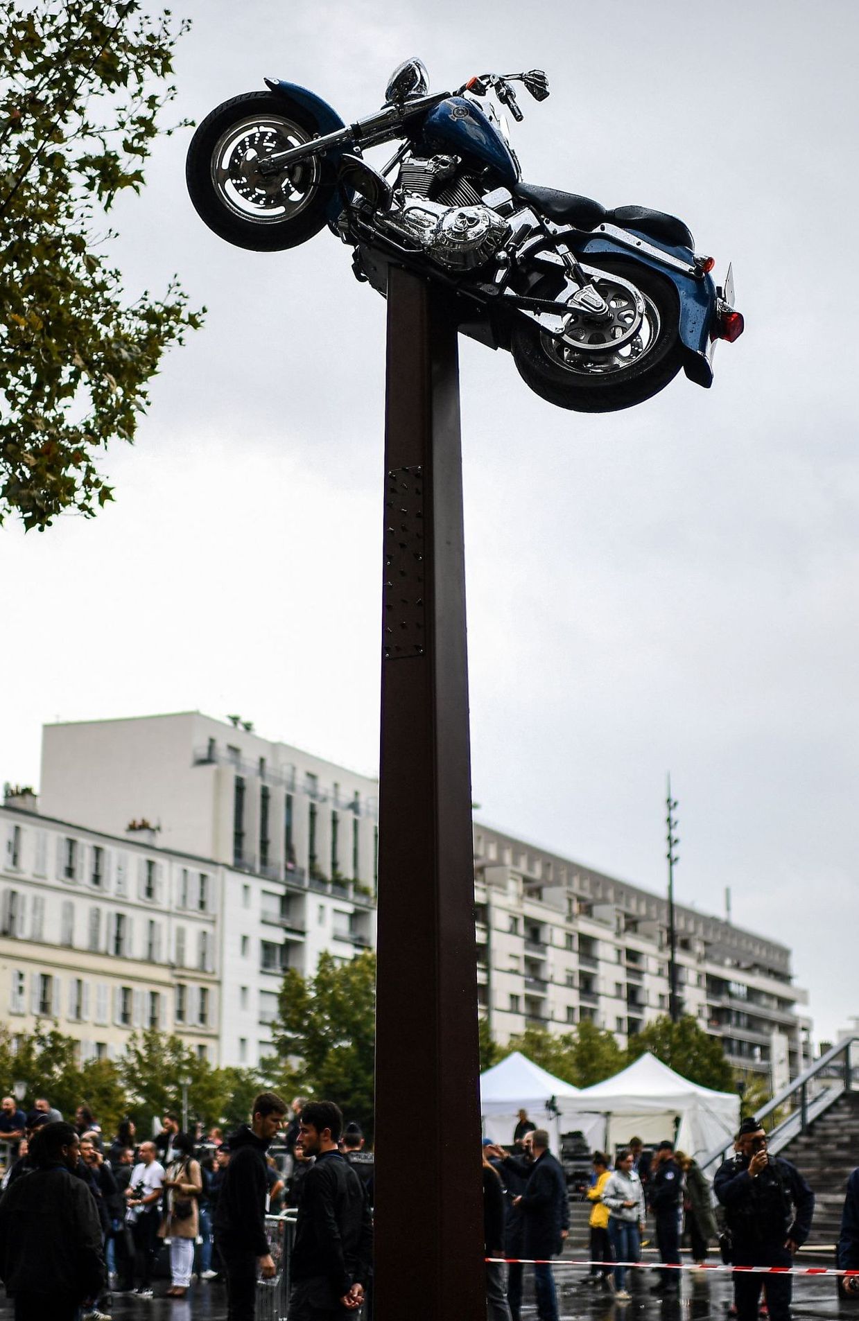 La sculpture de Bertrand Lavier en hommage à Johnny Halliday vient d’être inaugurée à Paris.
