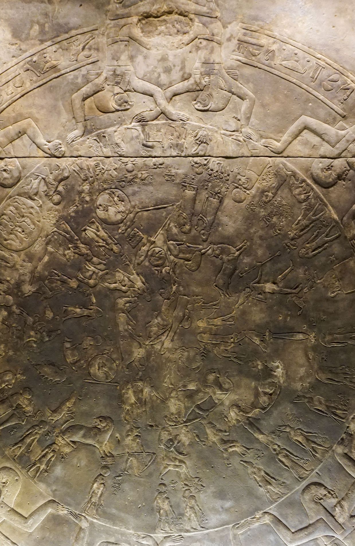 Le Zodiaque de Denderah, exposé au Louvre, est aussi réclamé par Zahi Hawass