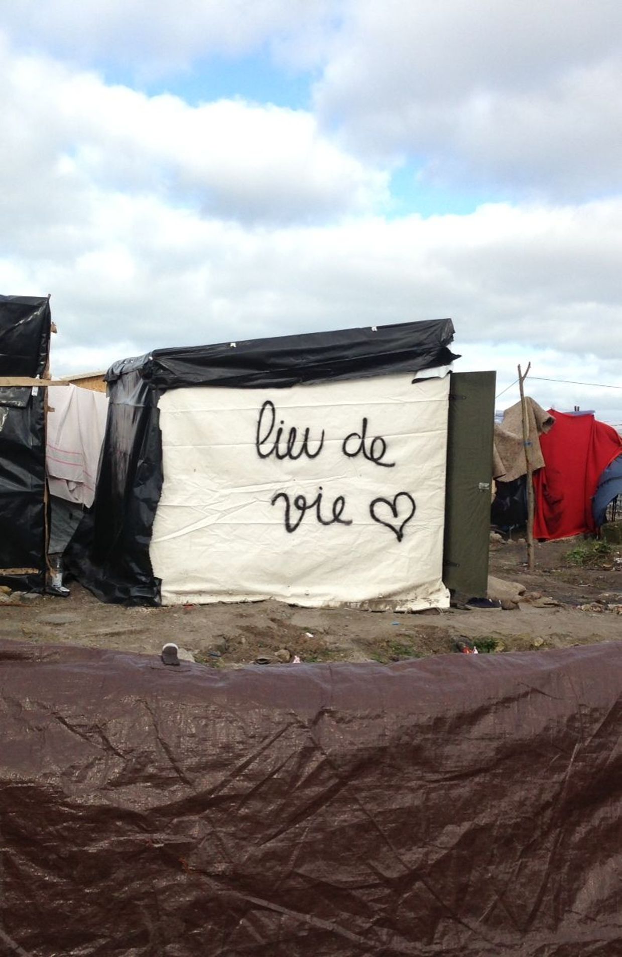 Démantèlement de la Jungle de Calais: jets de pierre, gaz et incendies