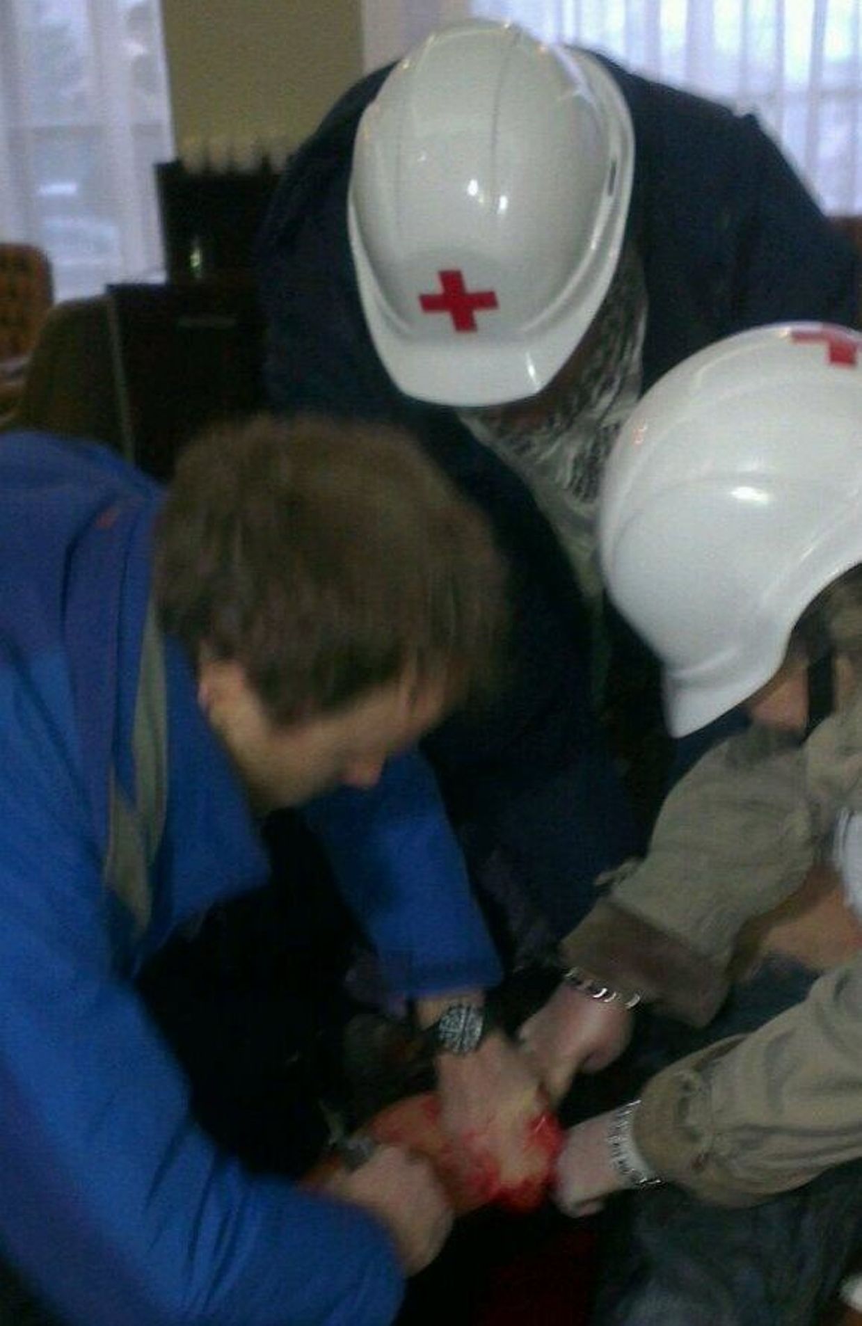 Des blessés soignés dans le hall de l'hôtel Ukraïna