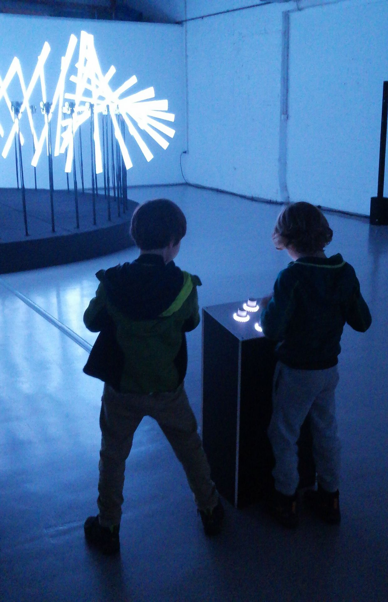 Piloter le son, la lumière et le mouvement... interactivité : la génération Alpha en action !