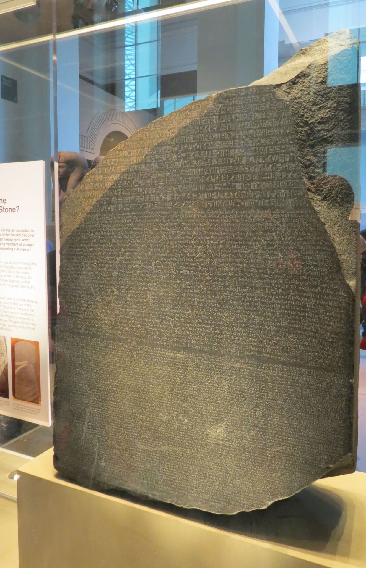 La pierre de Rosette est jalousement gardée au British Museum de Londres