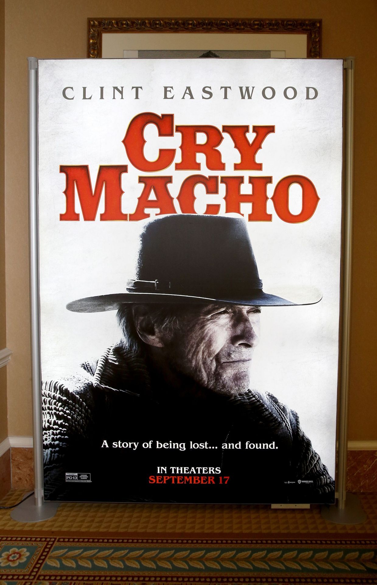 Le film "Cry Macho" affiché à la "National Association of Theatre Owners", le 26 août 2021 à Las Vegas, Nevada. 