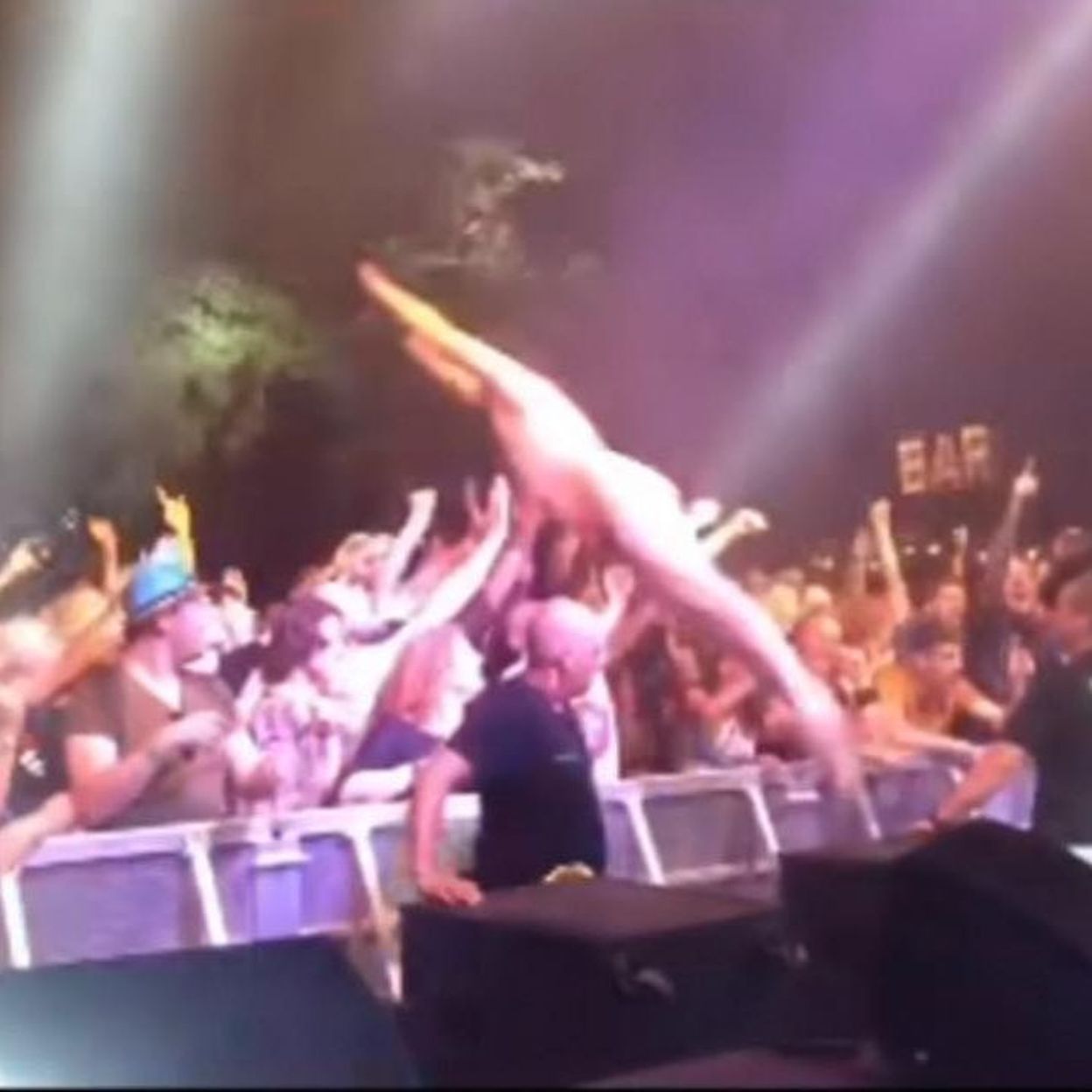 Regardez cet homme sauter complètement nu dans la foule pendant un concert  de metal - RTBF Actus