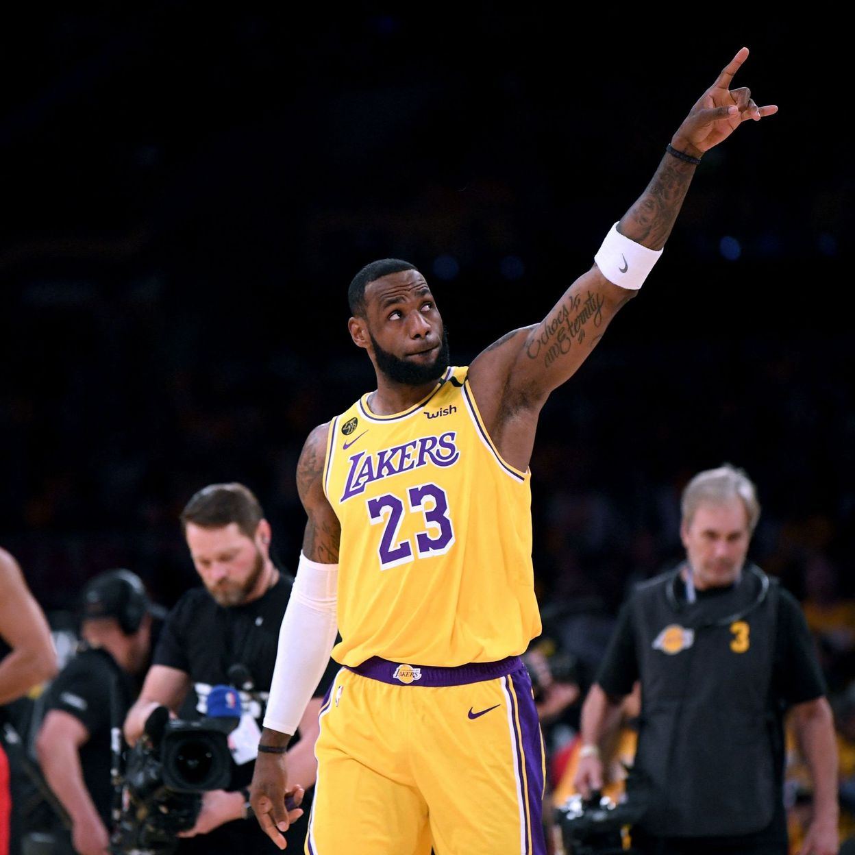 NBA les Lakers officialisent la prolongation de LeBron James