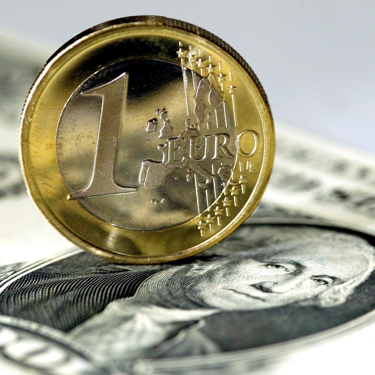 L'euro plonge sous 1,01 dollar, faut-il s'inquiéter de sa faiblesse ? 