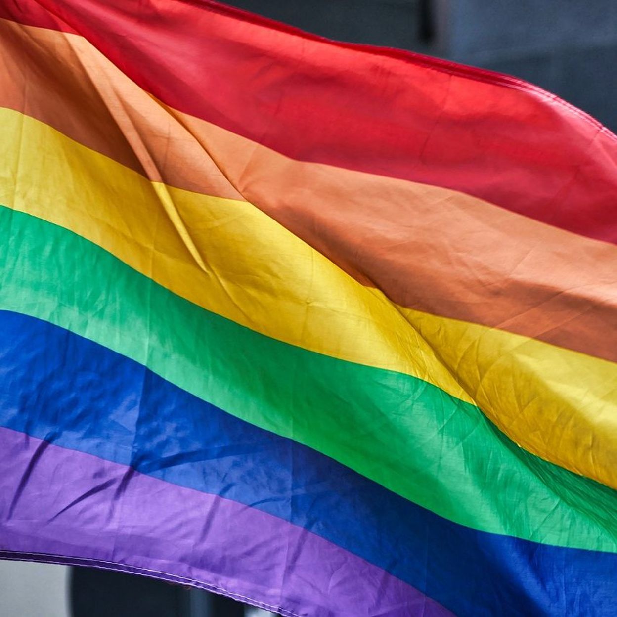 Pourquoi le drapeau arc-en-ciel est-il l'emblème de la communauté LGBT ? 