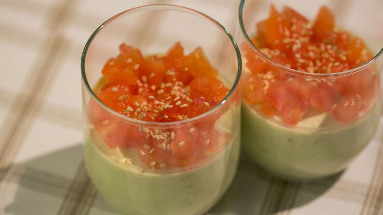 Panna cotta avocat sésame, feuilletés au chorizo et soupe glacée au