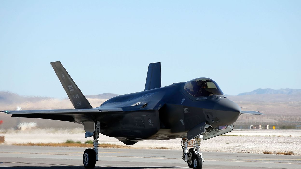 Les États-Unis dévoilent leur nouveau bombardier furtif B-21 - RTBF Actus