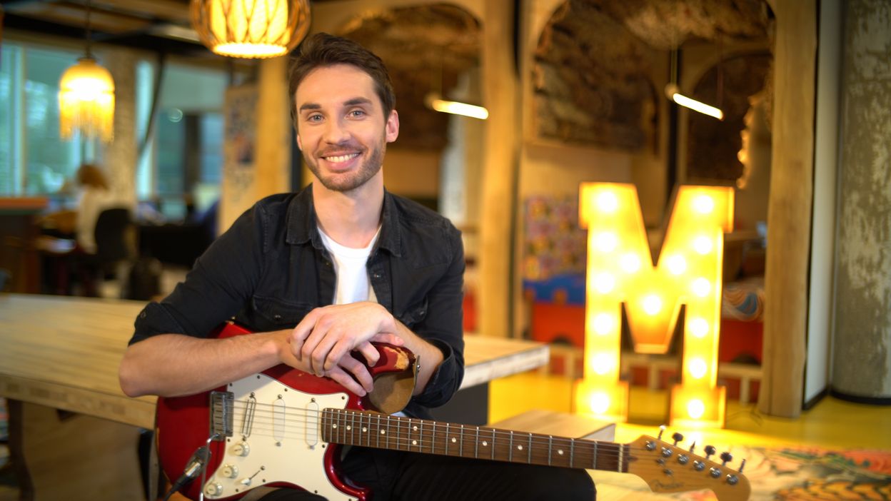 Laurent Mathieu : le présentateur du JT est aussi guitariste ! - RTBF Actus