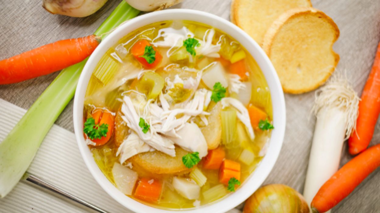 Recette Carlo Bouillon (de carcasse) de poulet ! RTBF Actus