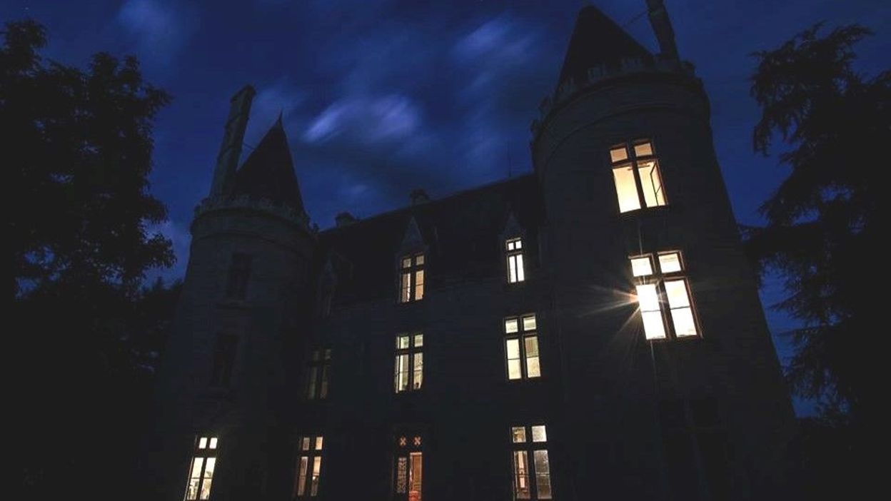 L’histoire de Fougeret, le château le plus hanté de France - RTBF Actus