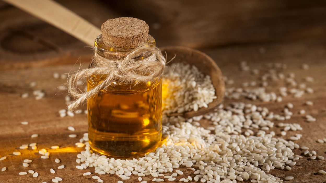 L'huile de sésame bio caractéristique des soins ayurvédiques