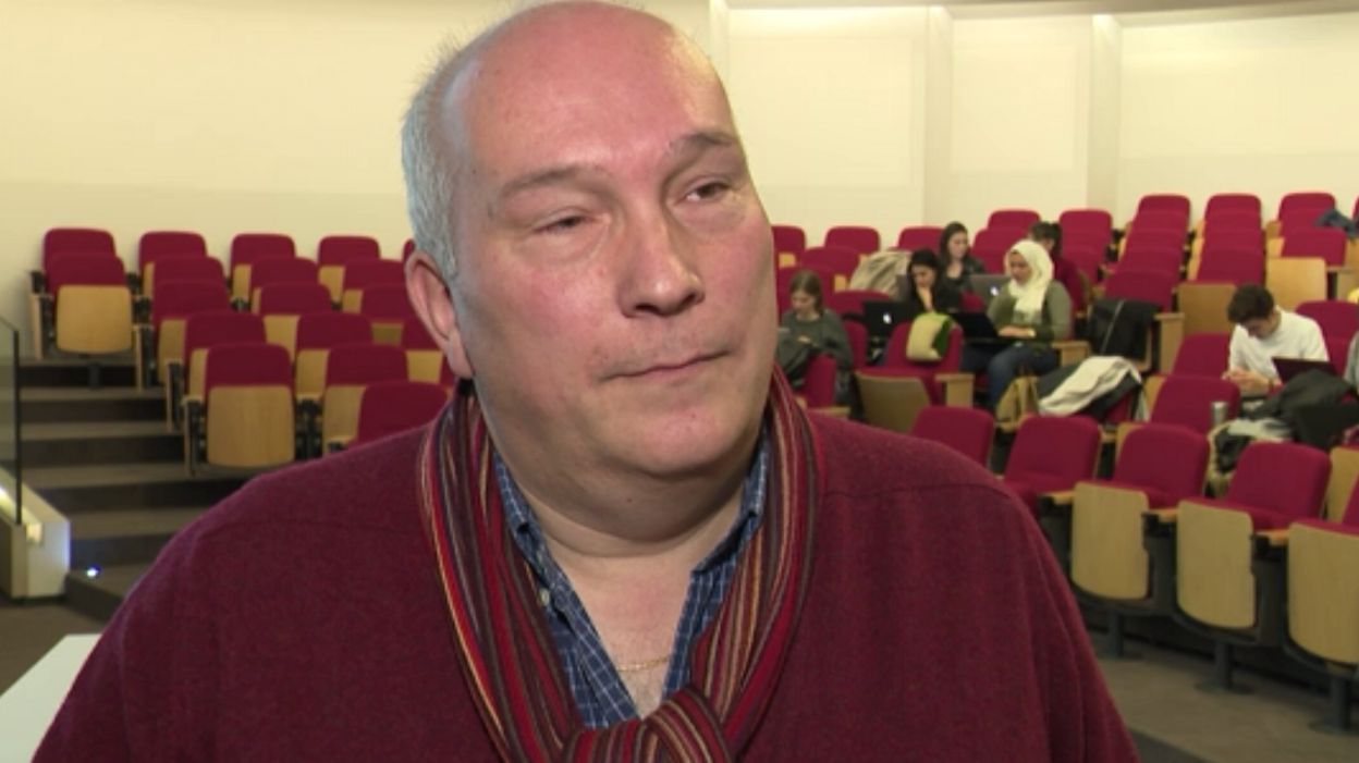 Pourquoi les gilets jaunes n'aiment pas les journalistes? RTBF Actus