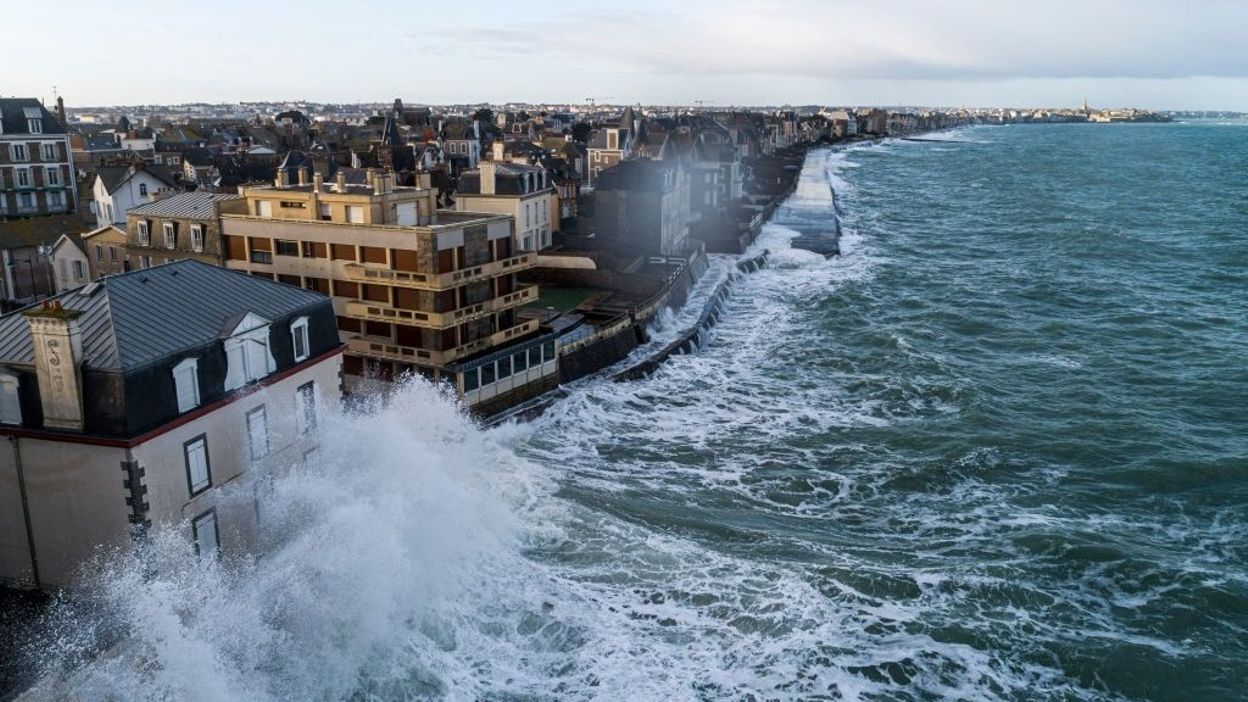 Face à la montée des eaux aux littoraux, quelles conséquences urbanistiques  et solutions d'avenir ? - RTBF Actus