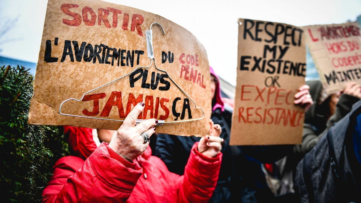 Pourquoi Le Cintre Est Le Symbole De L'avortement Evolution de l’avortement en Belgique : 'Plusieurs règles sont aujourd