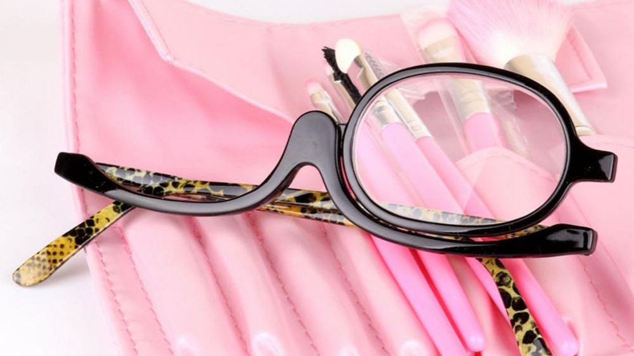 Les lunettes de maquillage, on les achète en ligne ou chez l'opticien ? 