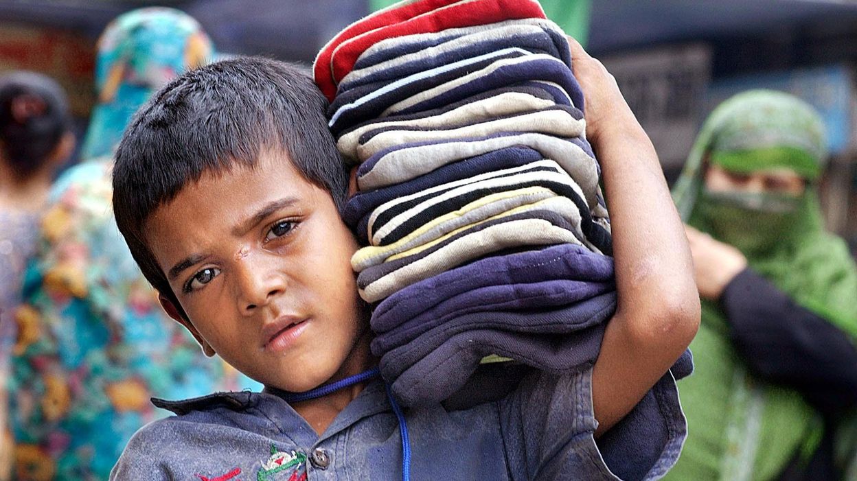 Au Bangladesh, les enfants travaillent 64h/semaine pour produire des ...