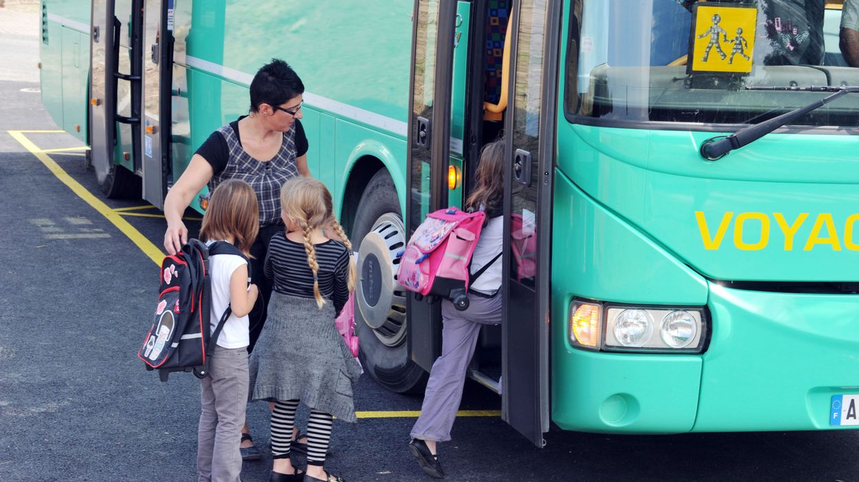 Les enfants doivent être assis dans les transports qui leur sont destinés,  y compris sur une ligne de bus ouverte à tous