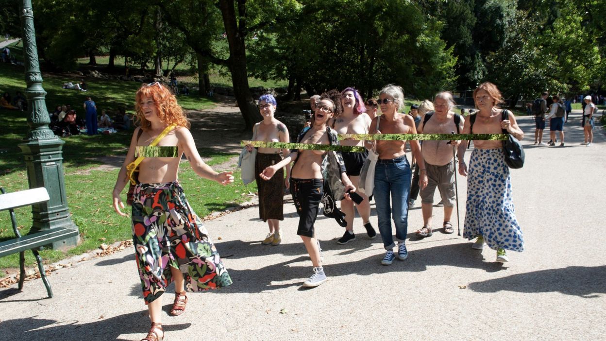 Des femmes seins nus au parc pour aider à la normalisation des corps - RTBF  Actus