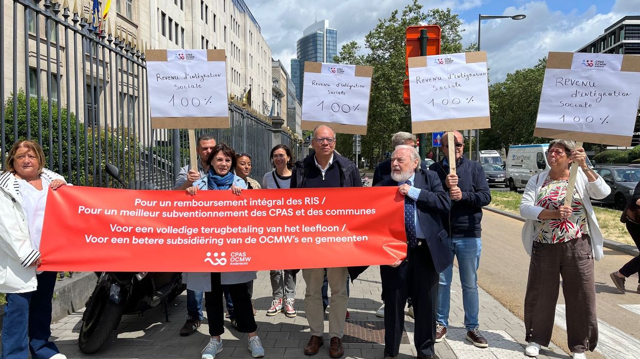 Le CPAS D’Anderlecht Manifeste Devant Le 16 Rue De La Loi Face à La ...