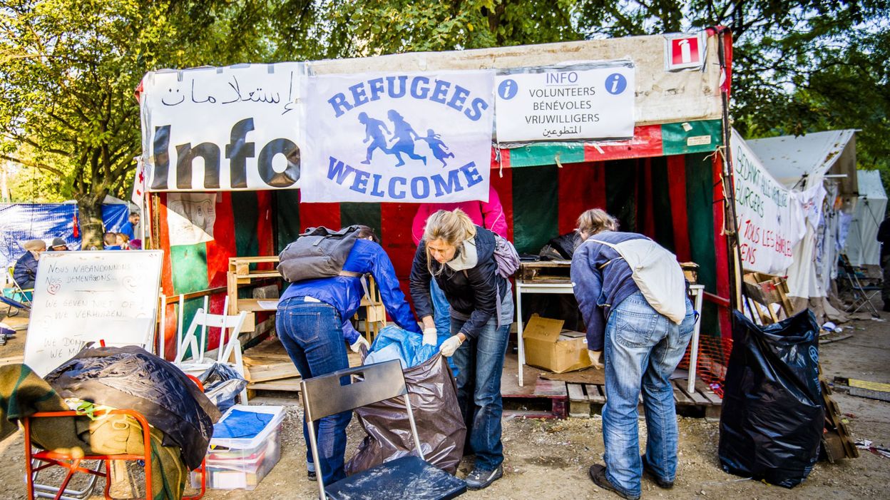 Des centaines de migrants dorment au parc Maximilien à Bruxelles - RTBF ...