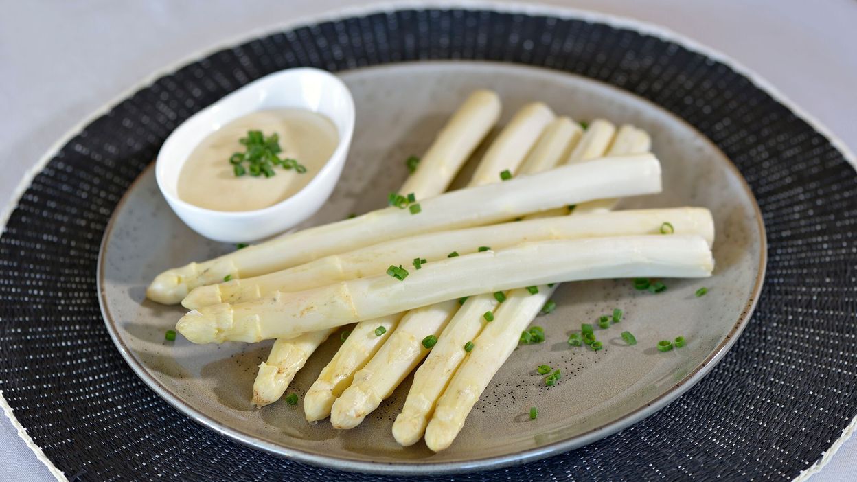 Recette Asperges blanches et sauce mousseline maison RTBF Actus