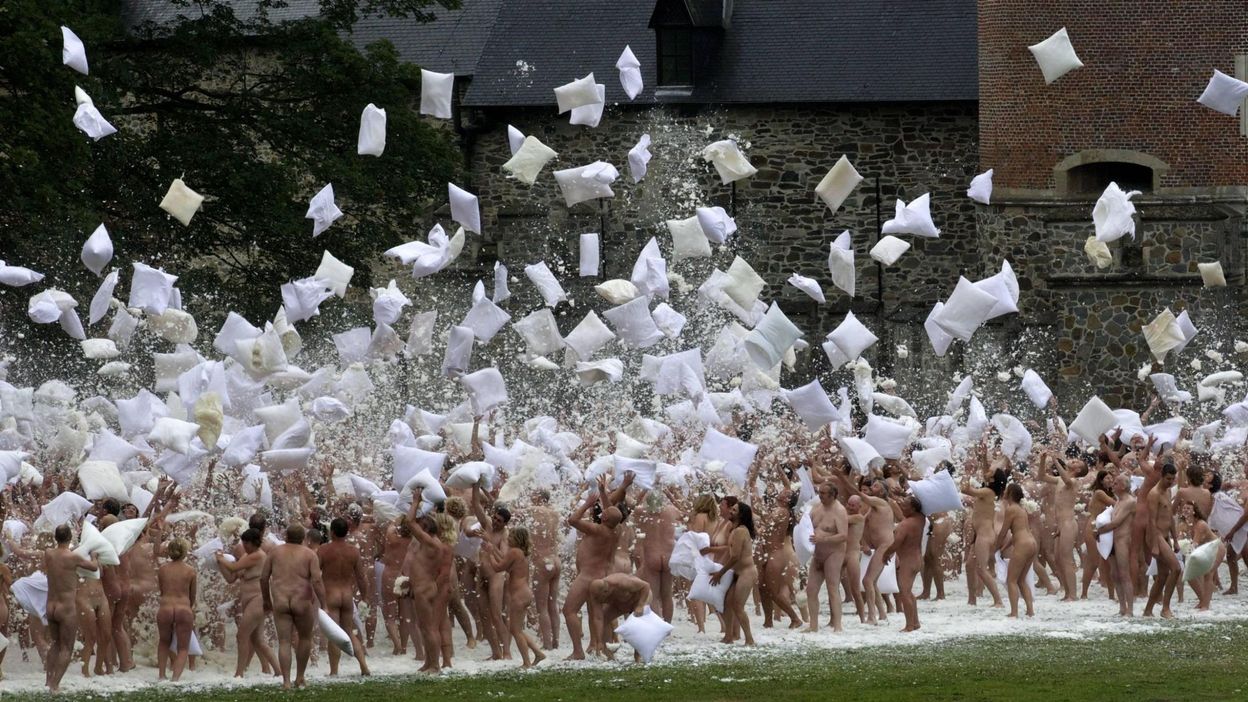 Faire poser nus des milliers de Colombiens, la dernière idée du photographe  Spencer Tunick - RTBF Actus