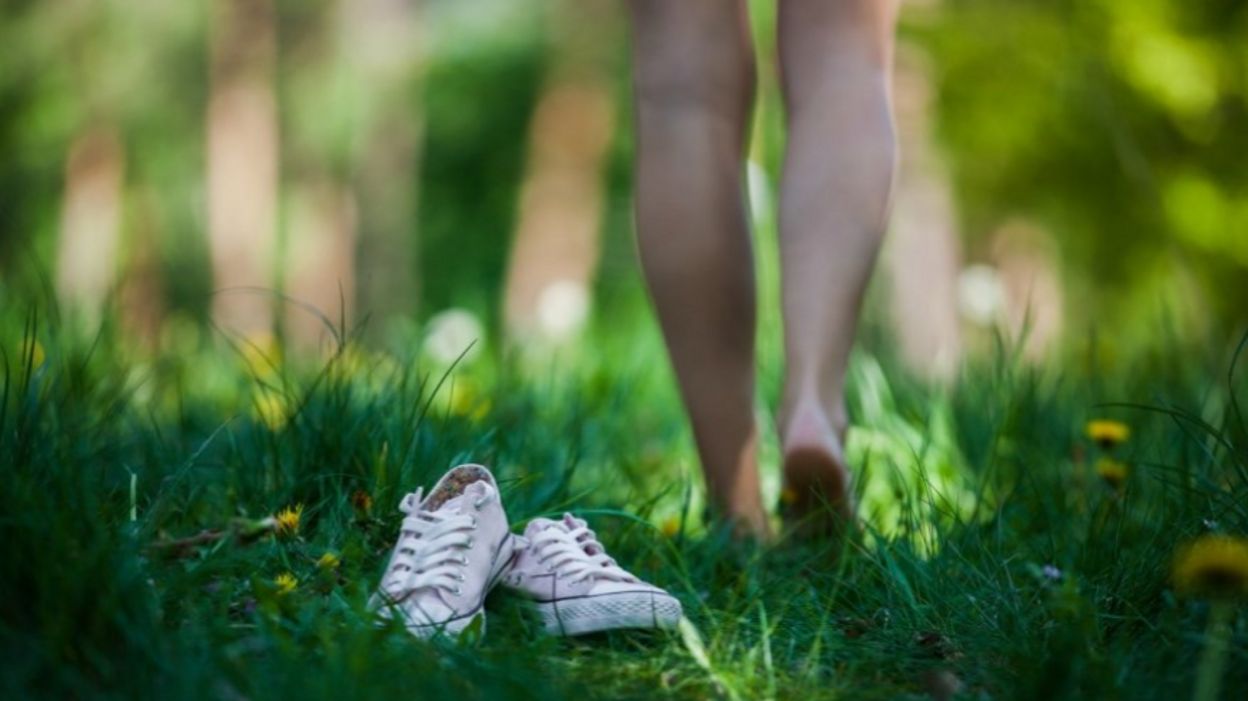 Marcher pieds nus pour booster son énergie vitale ! RTBF Actus — free download