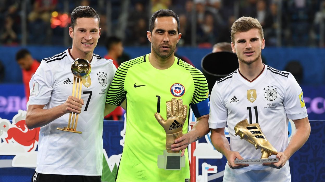Julian Draxler élu 'Ballon d'Or' et Bravo 'Gant d'Or' de la Coupe des  Confédérations 